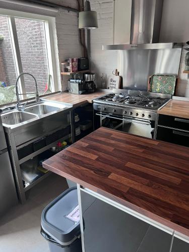 Kitchen, Finca Noordwijk met prive tuin, dichtbij strand in Noordwijk