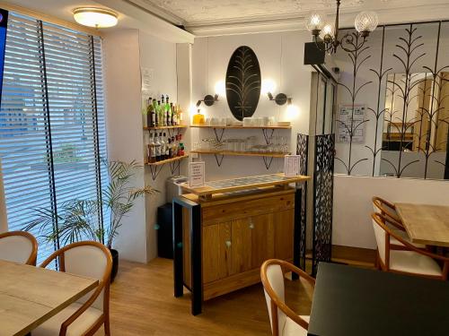 ผับ/เลาจน์, Hotel du Louvre in แชบูร์ก-ออคเตอวีล