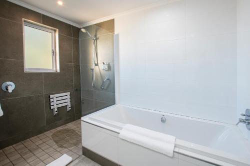 Queen's Hotel by BON Hotels Room Type - Deluxe King Room