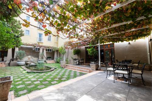 Aussicht, Queen’s Hotel by BON Hotels in Oudtshoorn