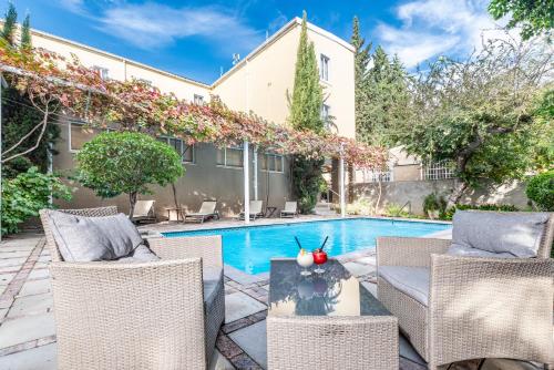 泳池, 皇后酒店-由邦恩酒店管理 (Queen’s Hotel by BON Hotels) in 奧次頌