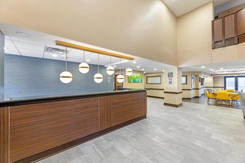 Lobby, Comfort Inn & Suites Arlington Heights - Schaumburg in West O'Hare