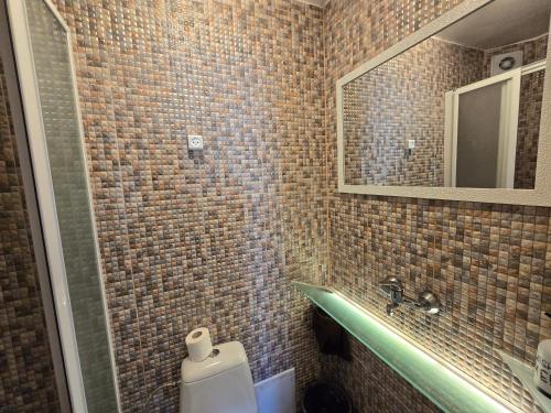 One-Bedroom Apartment image 6