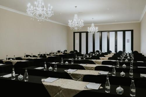 Le Grand Chateau Hotel – Parys, CA