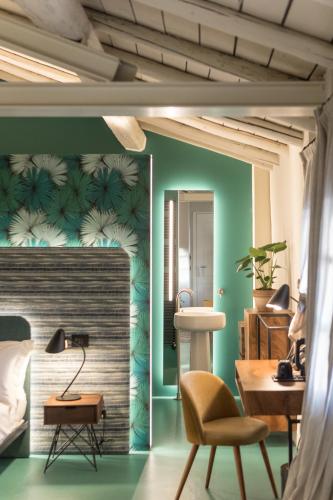 Large Double or Twin Room image 7