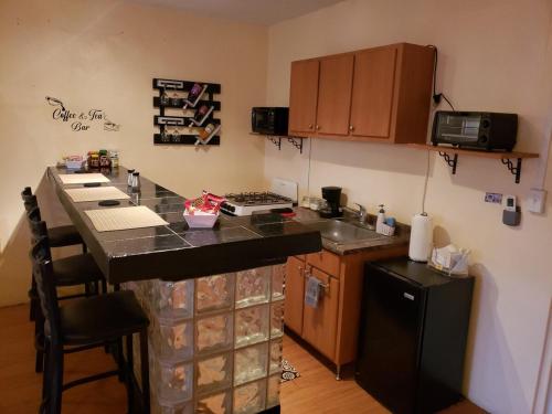 West Side Studio Apartments in อนาสโก