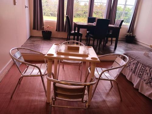 West Side Studio Apartments in อนาสโก