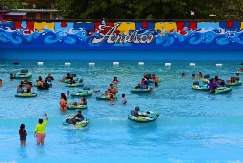 West Side Studio Apartments in อนาสโก