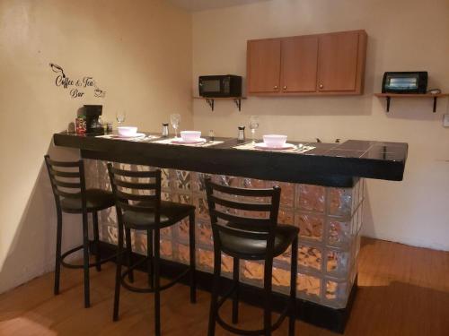 West Side Studio Apartments in อนาสโก