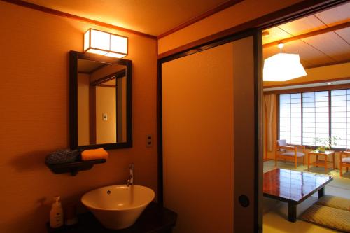 Onyado Tsutaya Onyado Tsutaya is perfectly located for both business and leisure guests in Kiso. The property has everything you need for a comfortable stay. To be found at the property are daily housekeeping, gift/