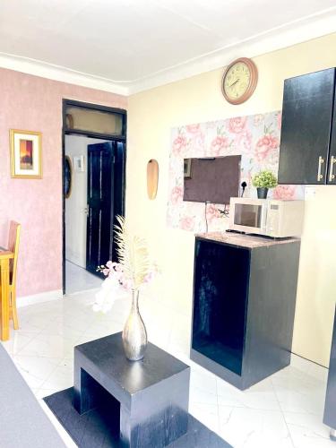 One-Bedroom Apartment image 4
