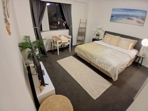 Luxe Central, great location with pool and spa 4