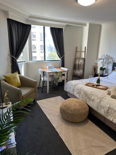 Luxe Central, great location with pool and spa 5