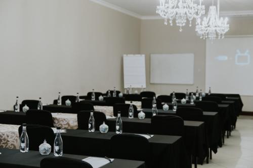 Le Grand Chateau Hotel – Parys, CA