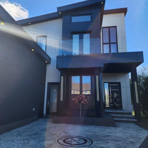 The Lake House in Georgina (ON)