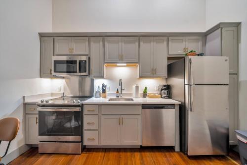 Bright and Modern Studio in Louisville # 408 in Louisville, USA