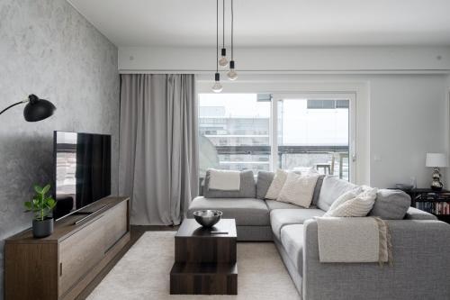 Modern 1BR Apartment with Balcony at Tripla Pasila, 5 mins to Helsinki City Center, Helsinky