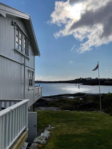 Nordlandshus ved havet pa Reine, Lofoten