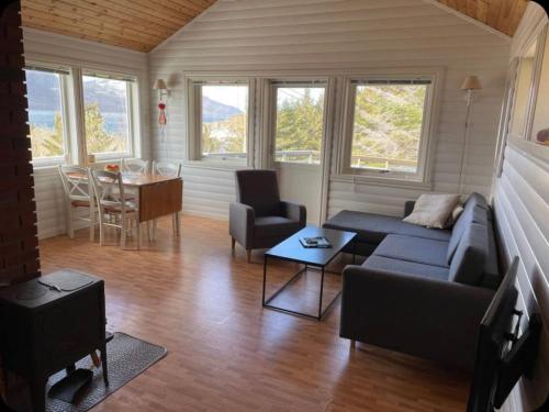 Vettinghytta, close to the sea with amazing view.