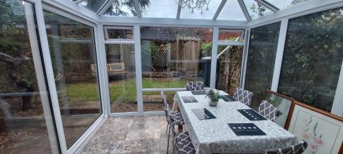 Garden, Cozy 4-Bedroom Family Getaway in West Byfleet