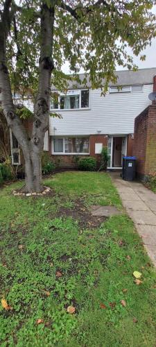 Exterior view, Cozy 4-Bedroom Family Getaway in West Byfleet