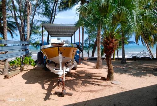 Dove Escapes - One bedroom beach front upper Cabana in Caribbean Way