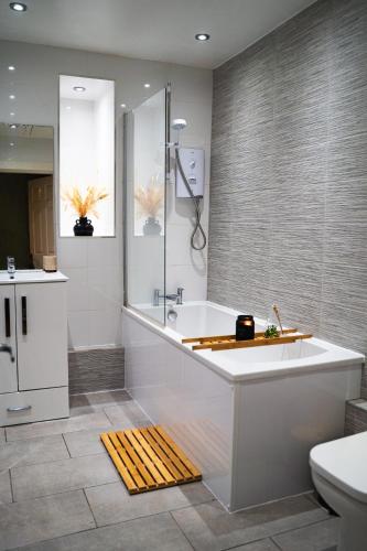 Bathroom, 20min train to Edinburgh, The Coorie Inn near Queen's Spice