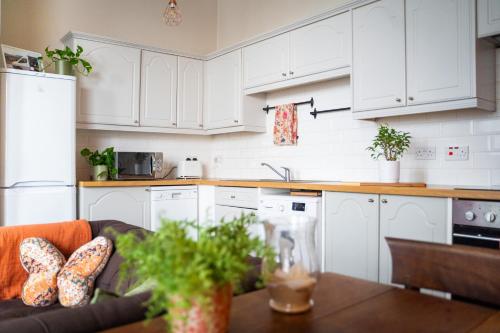 Kitchen, 20min train to Edinburgh, The Coorie Inn near Queen's Spice