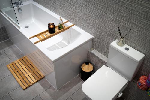 Bathroom, 20min train to Edinburgh, The Coorie Inn near Queen's Spice