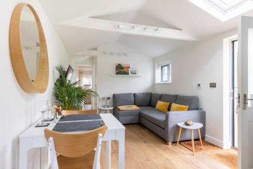 Self contained 1 bed house v near centre, parking, Bath