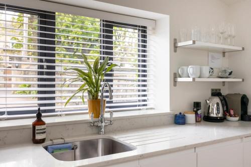 Self contained 1 bed house v near centre, parking, Бат (фото 9)