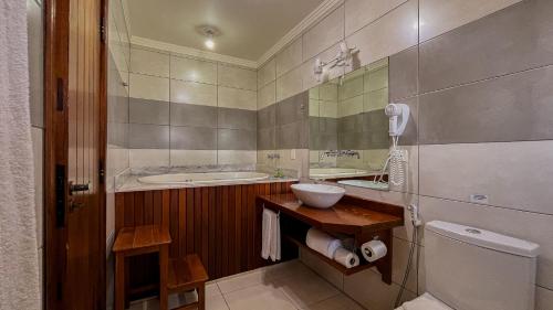 Suite with Air Conditioner image 9