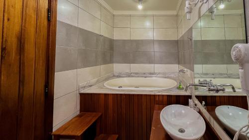 Suite with Air Conditioner image 8