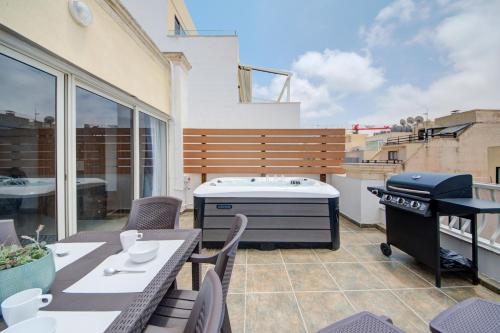 St Julian's Skyline Penthouse with jacuzzi - Location saisonnière - San Ġiljan