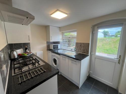 Narrowboat Cottage in ซานบาช