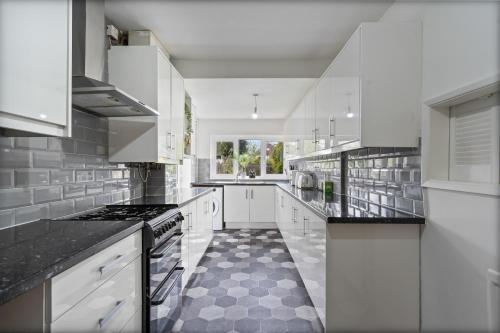 Central South Birmingham Home - 4 OR 6 Beds - Driveway Parking x2 - Edgbaston Moseley Pershore Road - Fantastic Equipped Home - NR Central Birmingham - O2 Academy - NIA - NEC - By Samina, ARZ Stays, Birmingham (photo 4)