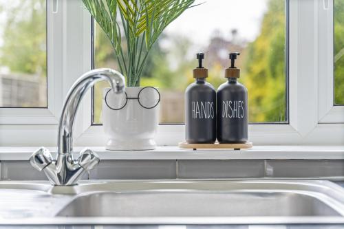 Central South Birmingham Home - 4 OR 6 Beds - Driveway Parking x2 - Edgbaston Moseley Pershore Road - Fantastic Equipped Home - NR Central Birmingham - O2 Academy - NIA - NEC - By Samina, ARZ Stays, Birmingham (photo 3)