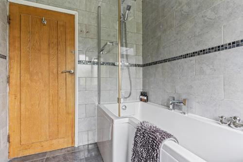 Central South Birmingham Home - 4 OR 6 Beds - Driveway Parking x2 - Edgbaston Moseley Pershore Road - Fantastic Equipped Home - NR Central Birmingham - O2 Academy - NIA - NEC - By Samina, ARZ Stays, Birmingham (photo 8)