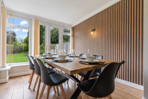 Luxury Birmingham Solihull Spacious Home - Driveway - Groups of 8 Max - 3 Bedrooms 4 or 6 Beds Fully Equipped Home - Near City Centre NEC HS2 Sites Edgbaston Moseley& lots more!