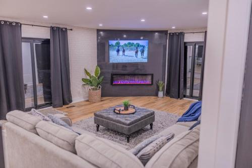 6 Bedroom Modern Escape in Horseshoe, Pool and Hot tub