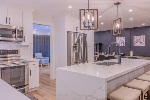 6 Bedroom Modern Escape in Horseshoe, Pool and Hot tub in Oro-Medonte (ON)