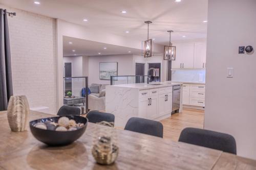 6 Bedroom Modern Escape in Horseshoe, Pool and Hot tub in Oro-Medonte (ON)