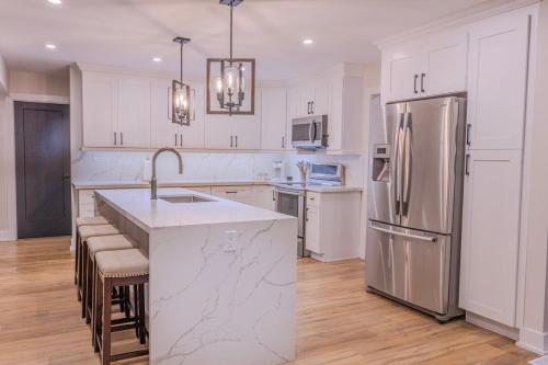 6 Bedroom Modern Escape in Horseshoe, Pool and Hot tub in Oro-Medonte (ON)