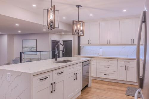 6 Bedroom Modern Escape in Horseshoe, Pool and Hot tub in Oro-Medonte (ON)