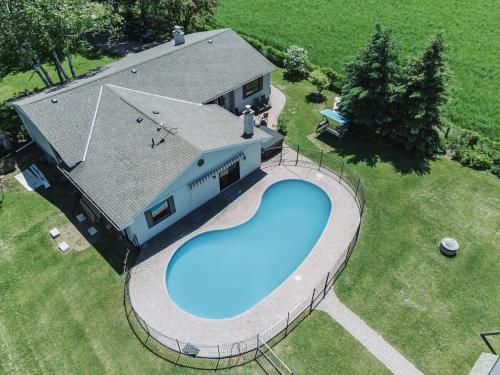 6 Bedroom Modern Escape in Horseshoe, Pool and Hot tub in Oro-Medonte (ON)