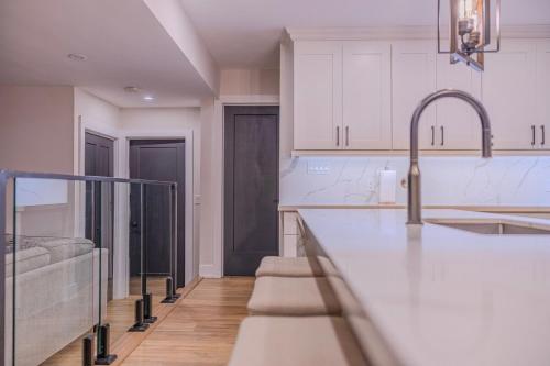 6 Bedroom Modern Escape in Horseshoe, Pool and Hot tub in Oro-Medonte (ON)