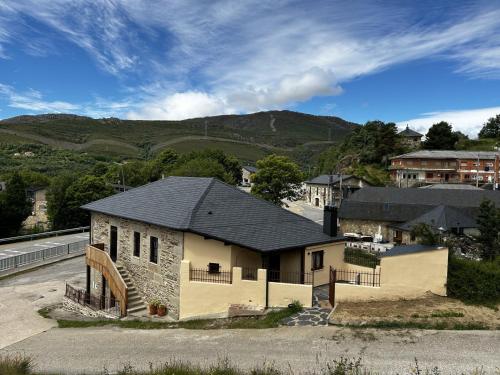 Viesnīcas āriene, El tejo milenario in Cobreros