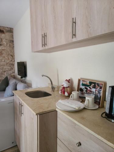 Kitchen, Bmehrine Village Resort in Blat