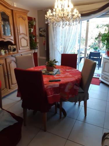 Chambre lit double dans pavillon , chez Lilyanne in Tonnay-Charente