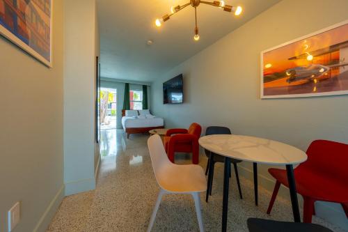 106 Tropical Breeze - Formerly Wells Manor Since 1953